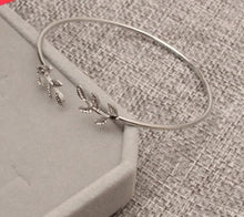 Load image into Gallery viewer, De moda simple dorado plateado brazalete pulseras para mujeres brazalete de hojas abierto pulseras de brazalete T433 7g